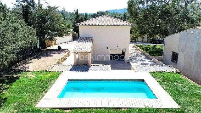 Õhuvaade - Mixed-Use Property with Pool in Monseret