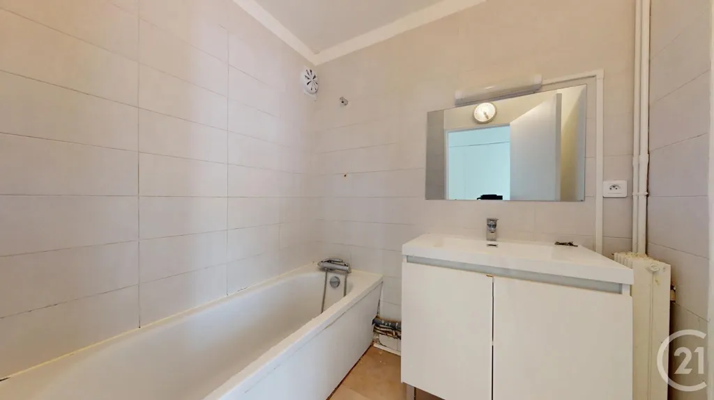 Bagni - 4-Piece Flat with Balcony in Saint-Herblain