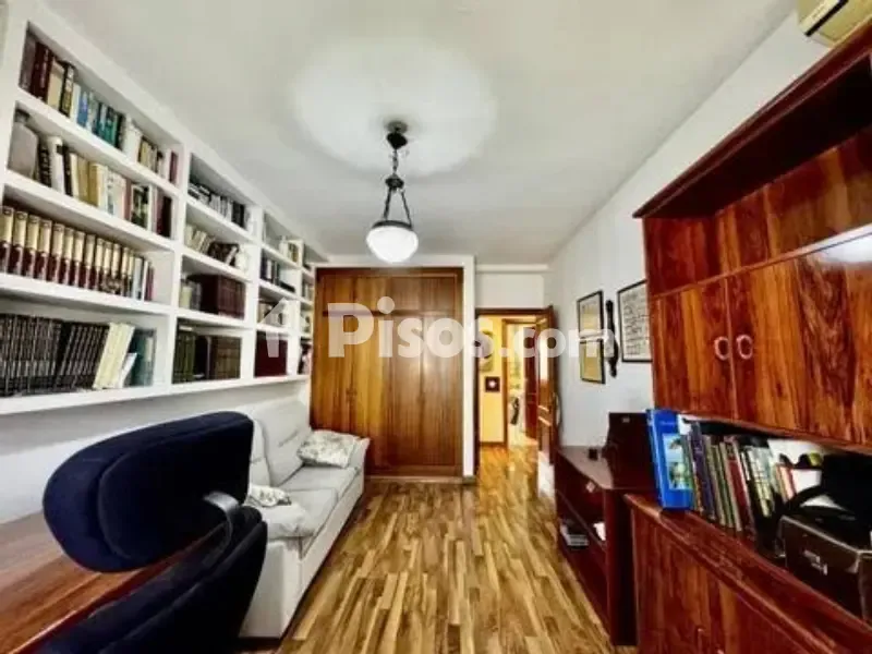 Bureau - Spacious Apartment with Terrace in El Torreón