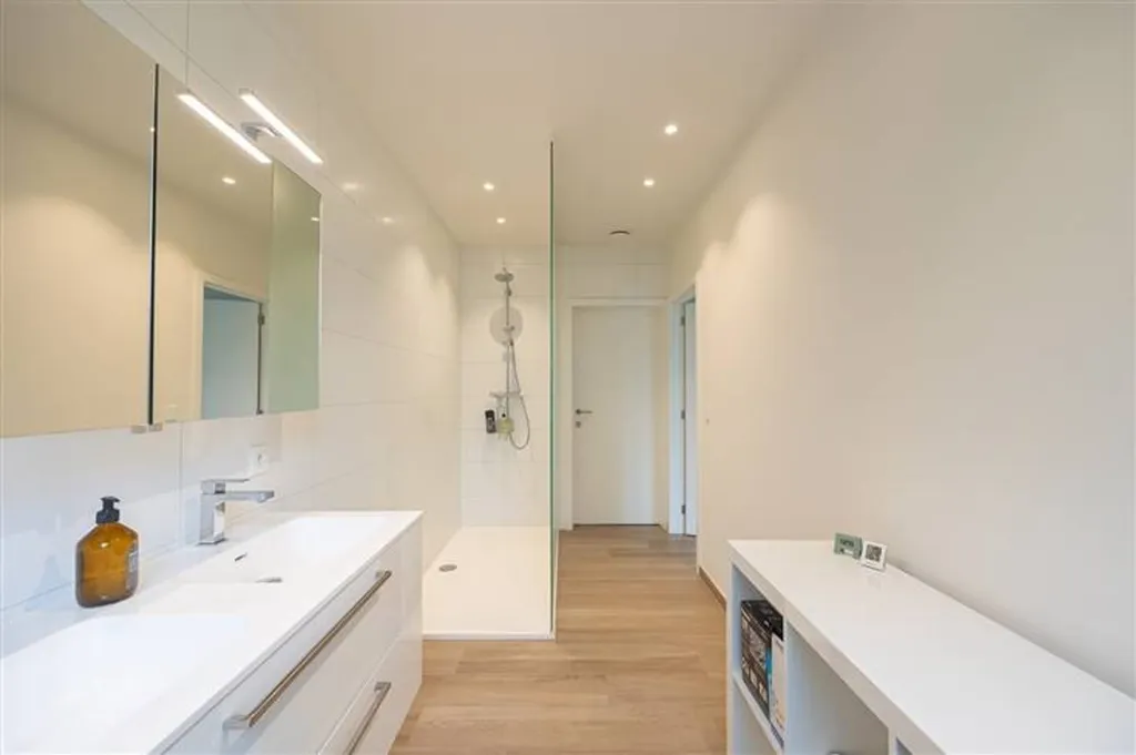 Salles de bain - Villa moderne avec terrasse à Brasschaat