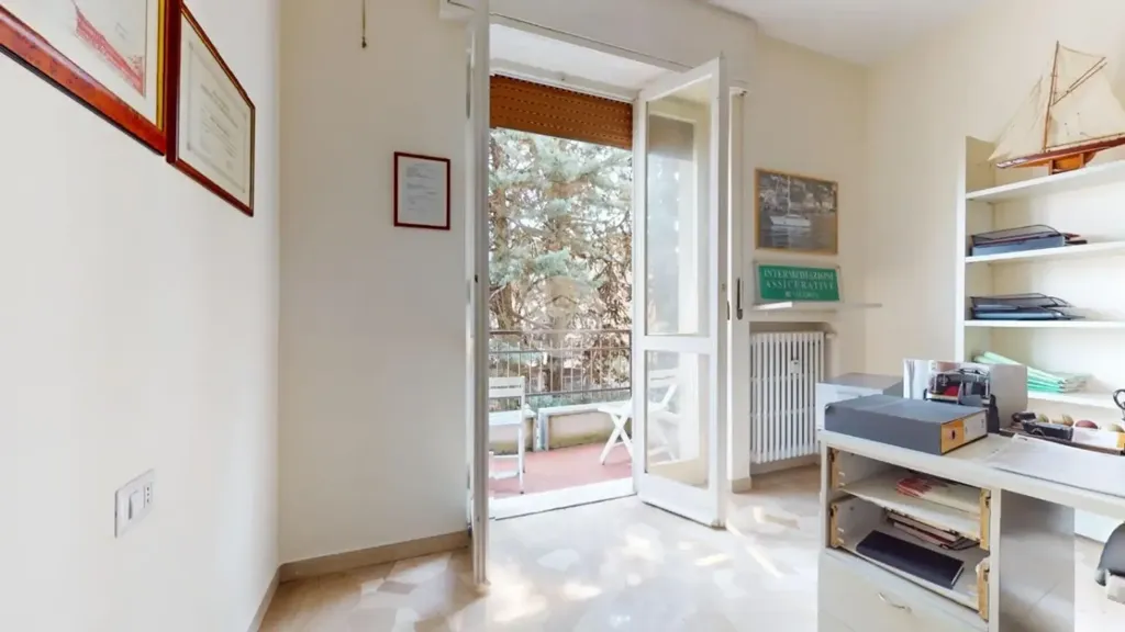 Bureau - Spacious 3-Bedroom Apartment in Seregno