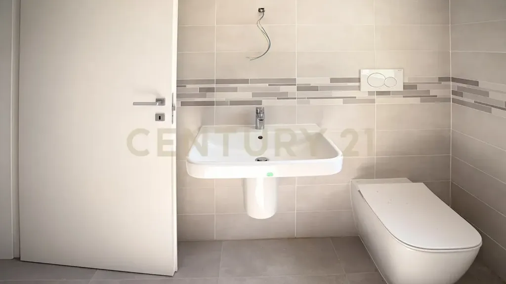 Bathrooms - New Ground-Floor Flat with Garden in Zevio
