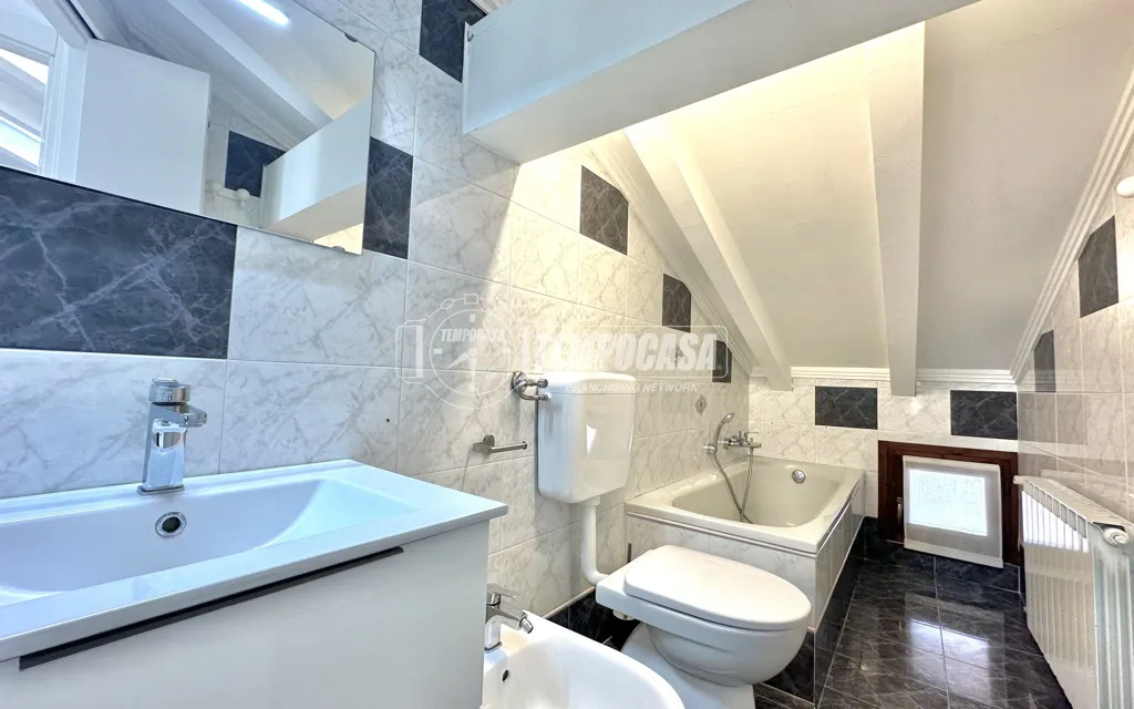 Salles de bain - Rustic Trilocale with Balcony in Busto Arsizio
