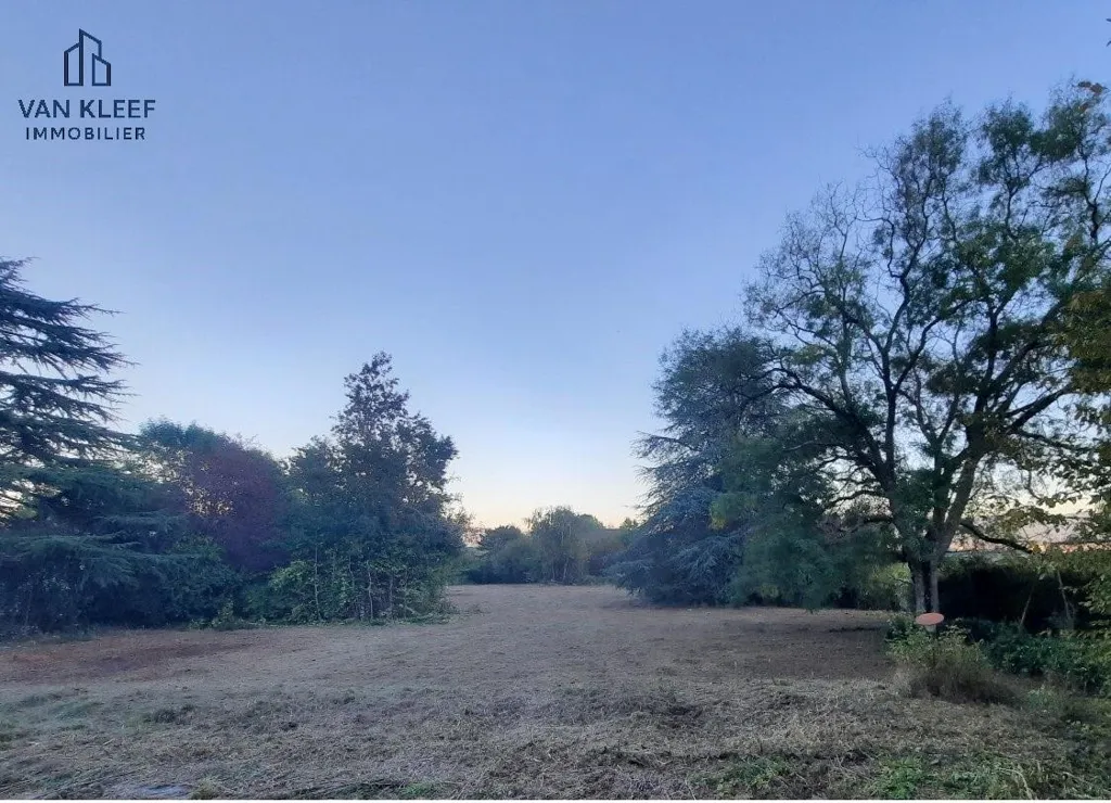 Aed - Constructible Plot with Garden in Prévessin-Moëns