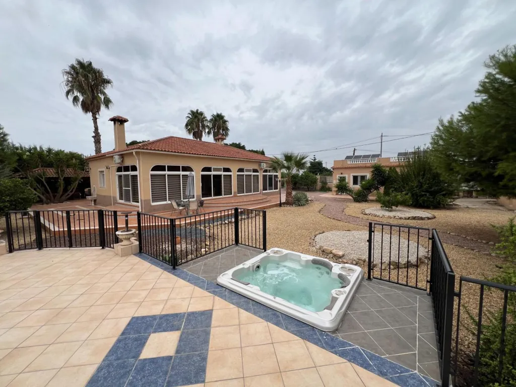 Bassein - Villa with Studio in Dolores
