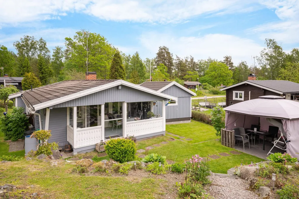 Välivaade - Cottage with Garden and Sea View in Uttervik