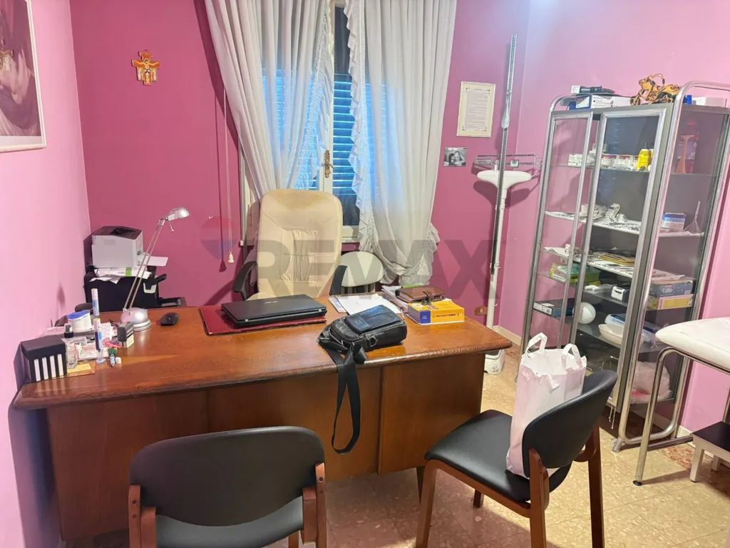 Office - Villa with 1,200m² Garden in Adria