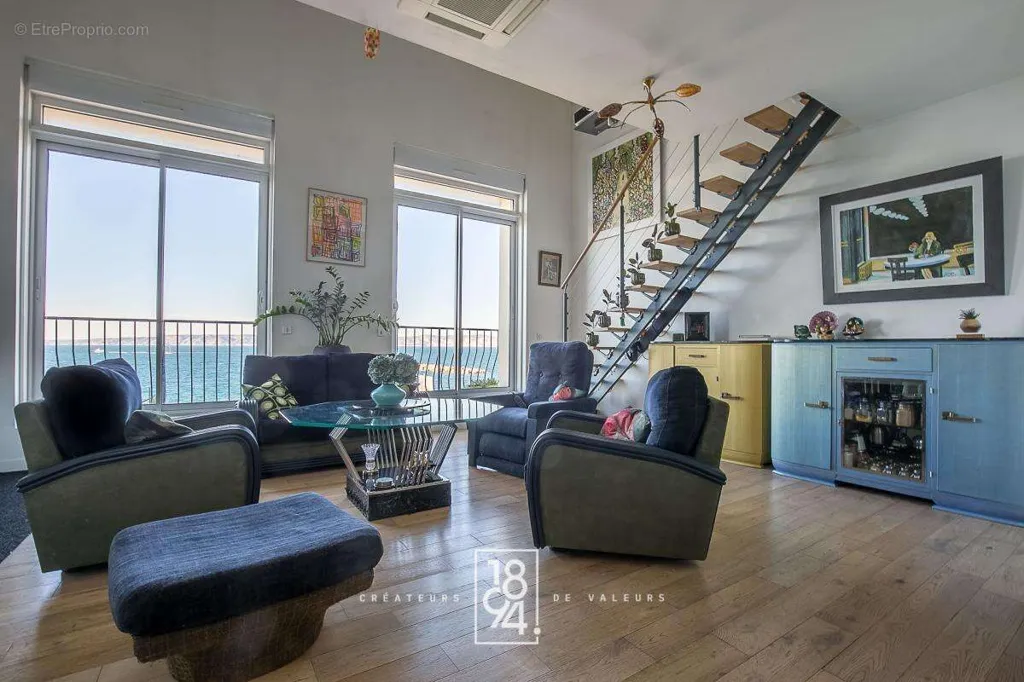 Séjour - Duplex T4 avec Vue Mer Panoramique à la Corniche