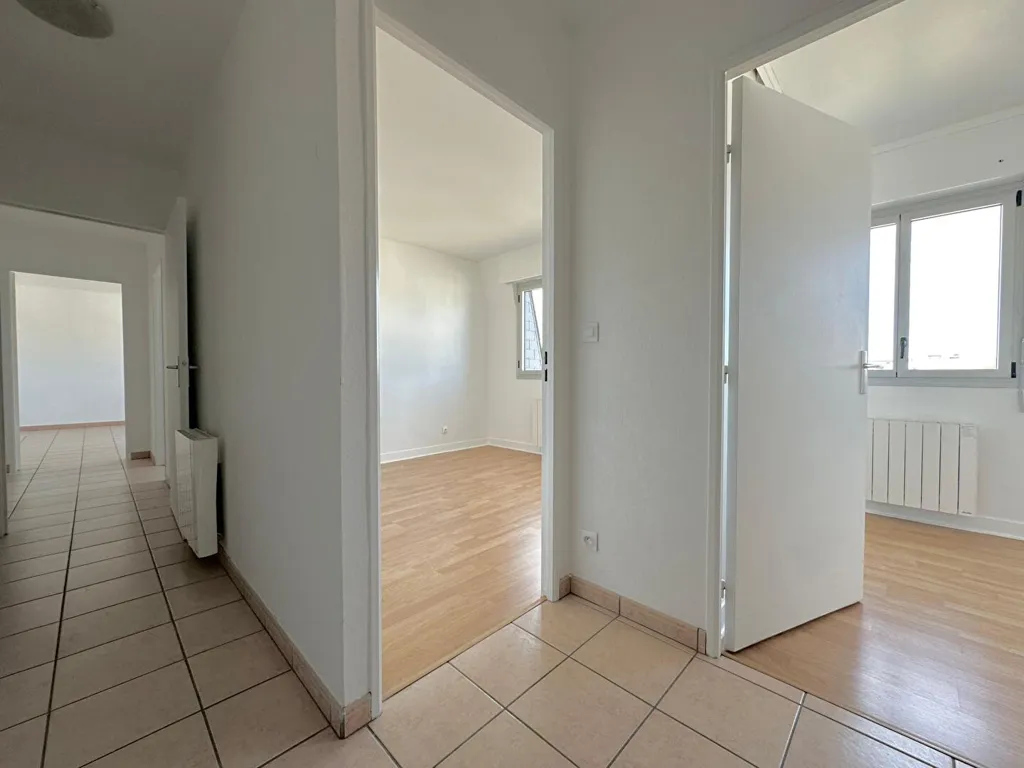 Toad - City Centre Apartment with Parking in Chartres
