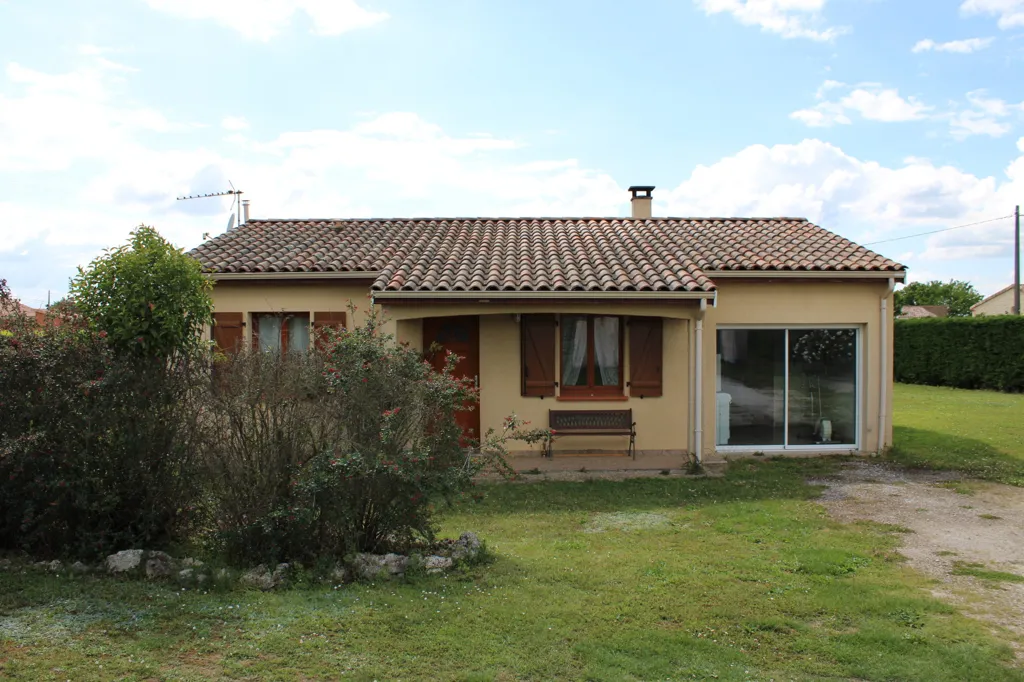 Extérieur - Maison Individuelle avec Grand Terrain Clôturé