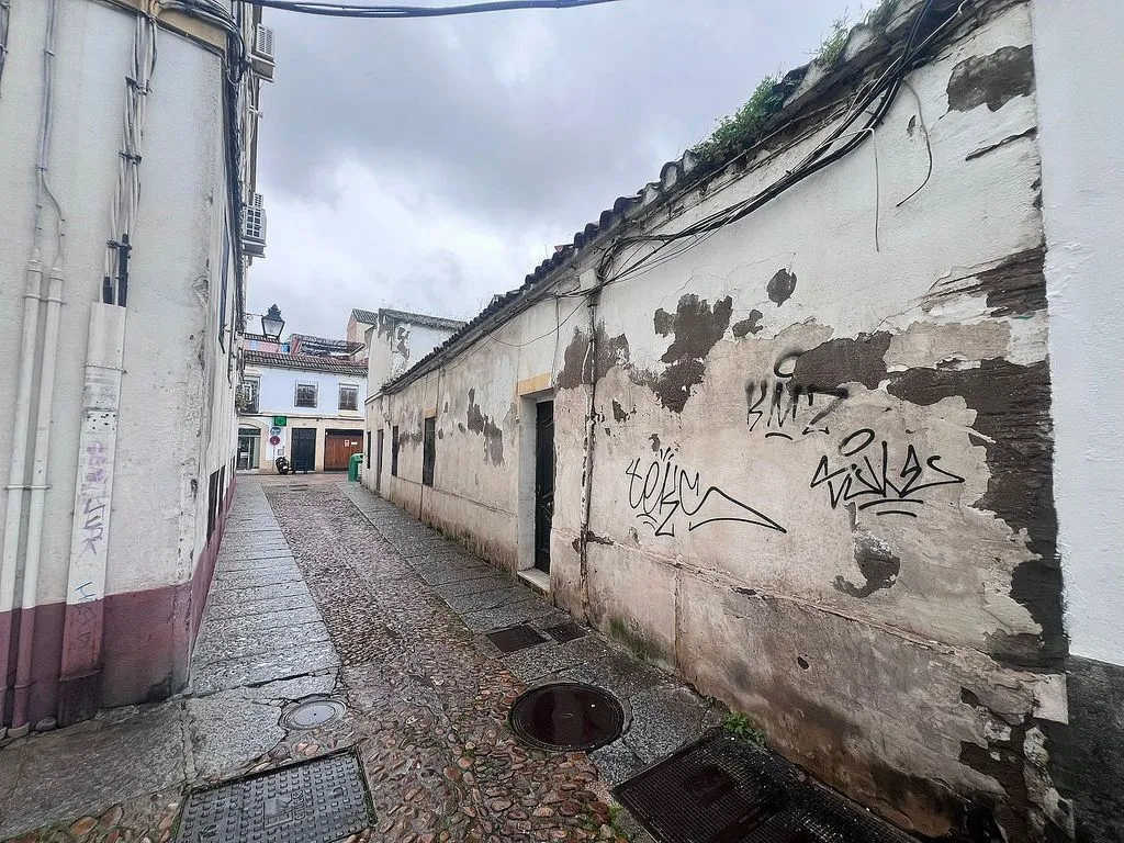 Jardin - Demolition Plot with Two Facades in Córdoba