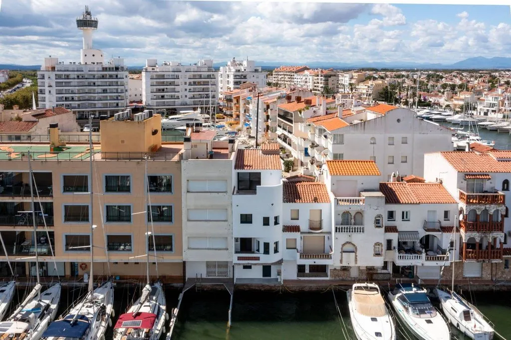 Exterior - Luxury Apartment with Marina Access in Empuriabrava