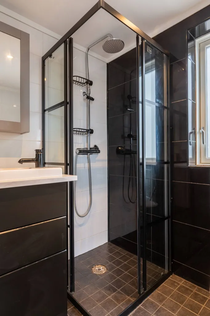 Bathrooms - Year-Round Cottage with Boat Access in Binnäset