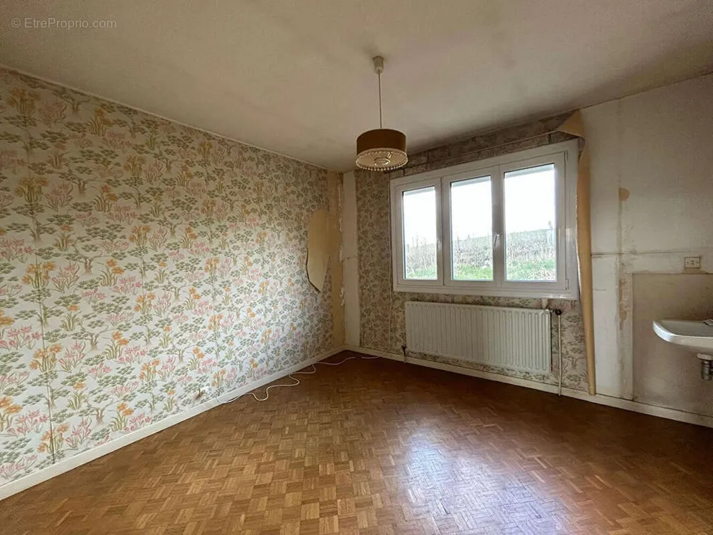 Pièces - Maison avec Vue Dégagée sur les Hauteurs de Darney