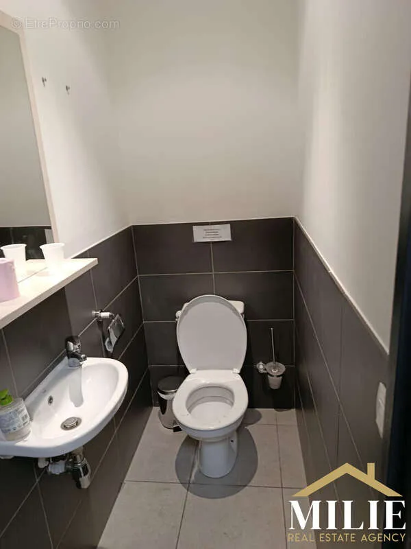 Salles de bain - Bureaux en rez-de-chaussée avec accès direct à La Seyne-sur-Mer