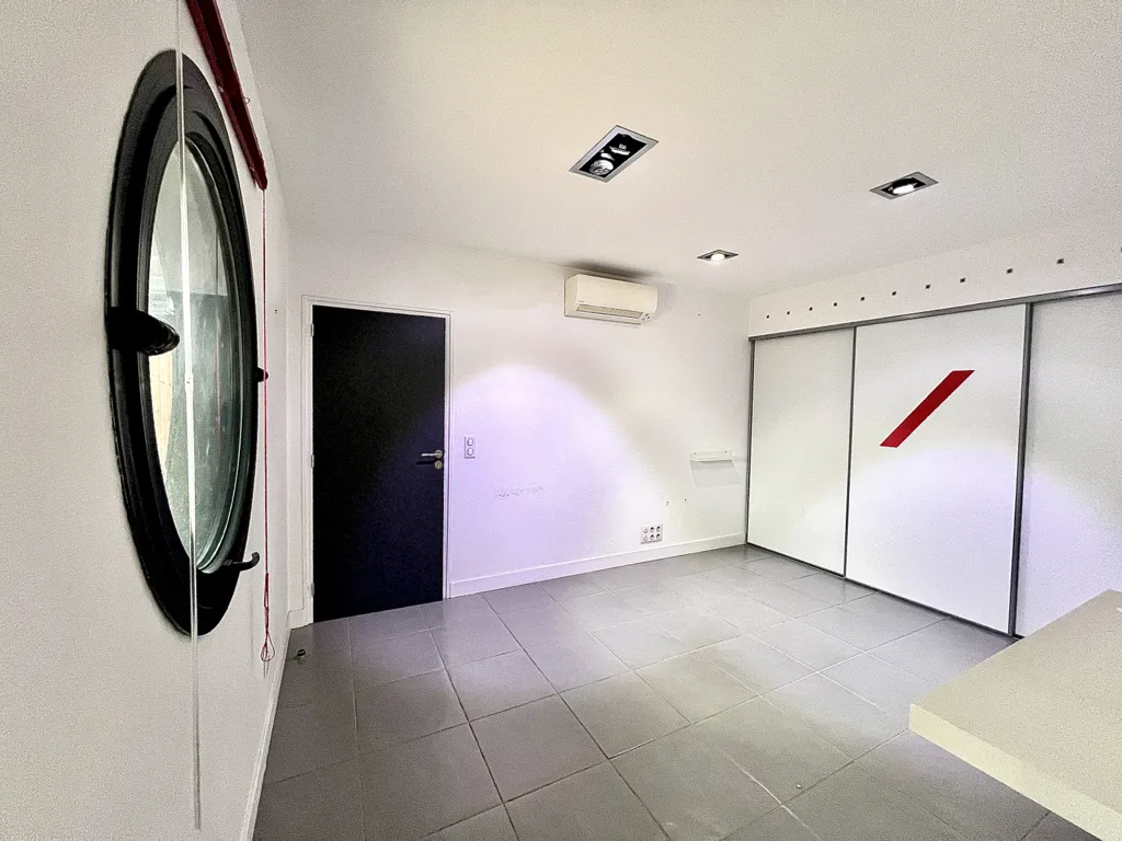 Stanze - Office Building with Parking in La Rochelle