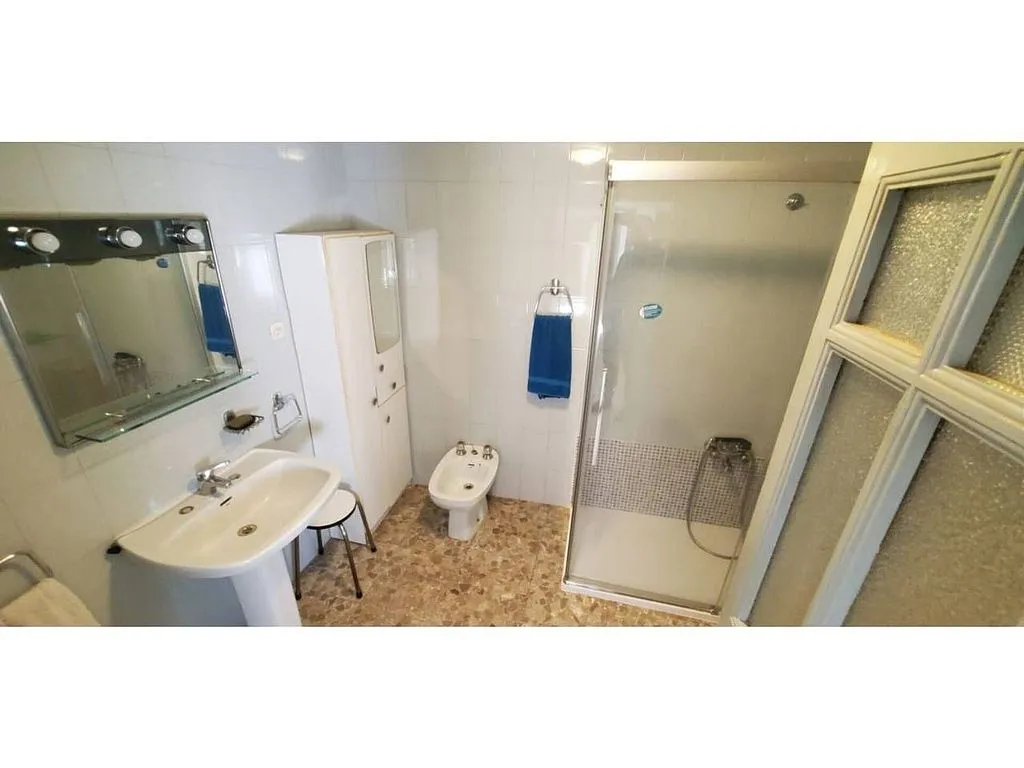 Vannitoad - Spacious House with Multiple Garages in Novés