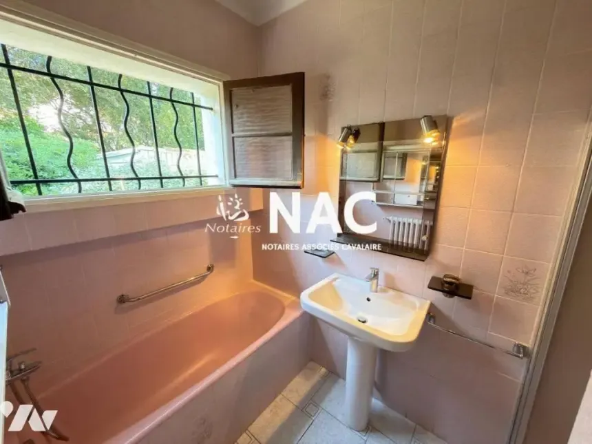 Salles de bain - Maison avec Combles Aménagés à Cavalier-sur-Mer
