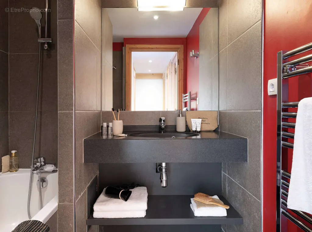Salles de bain - Appartement Type 2 avec Balcon en Bail Commercial à Cannes