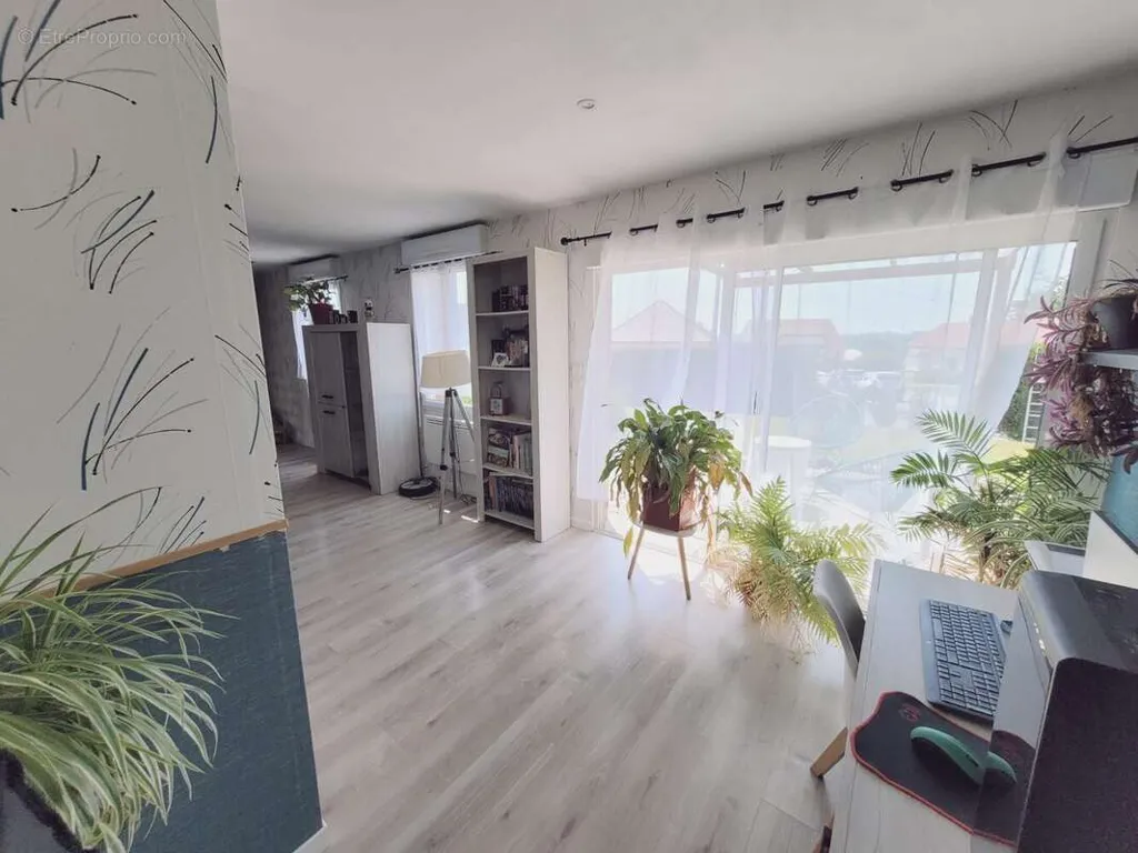Séjour - Pavillon Récemment Construit avec Grand Terrain à Dompierre-sur-Helpe