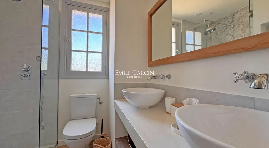 Salles de bain - Maison Rénovée avec Piscine près des Plages du Cap d'Antibes