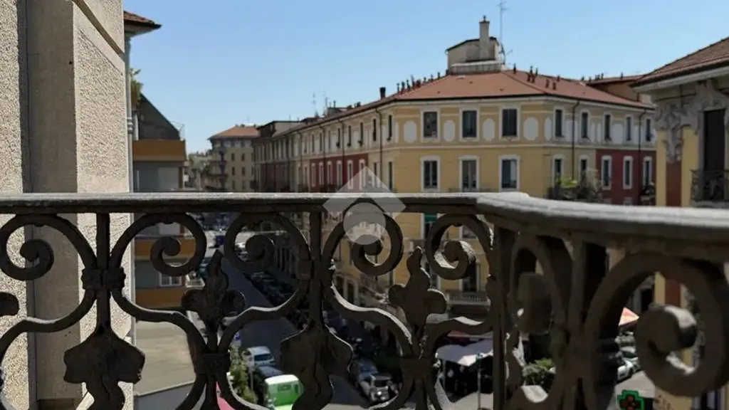 Rõdu - Prestigious Apartment with Balconies in Milan