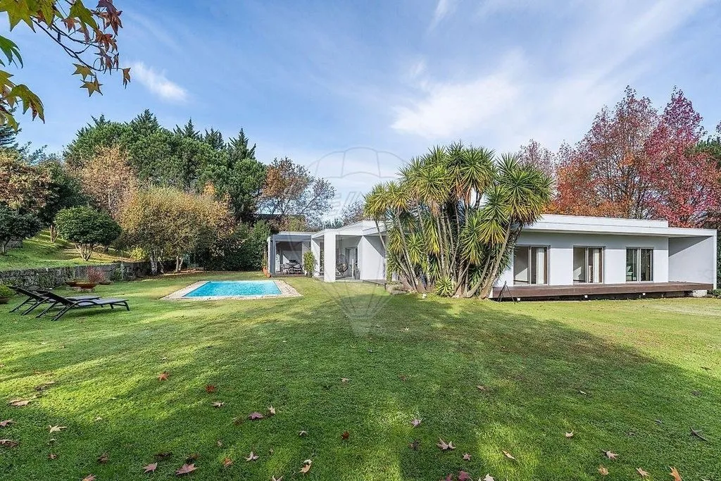 Aed - Luxury Detached House with Pool in Vizela