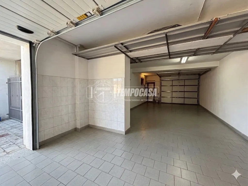 Garage - Villa with Pool in Merate