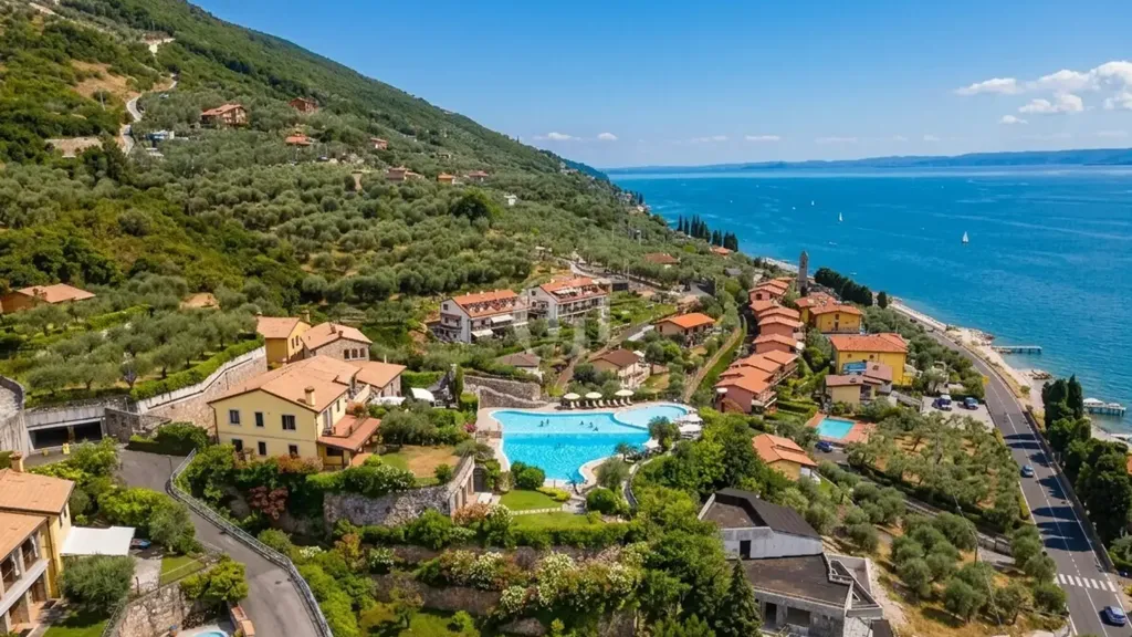 Õhuvaade - Villa with Private Terraced Garden in Brenzone