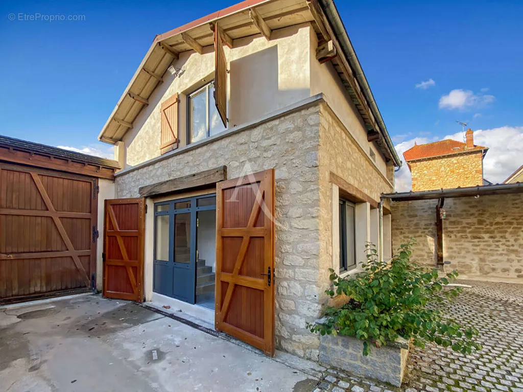 Jardin - Maison Duplex en Pierre à Vaureal Village