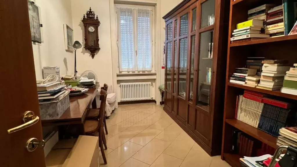 Bureau - Spacious Apartment with Balcony in Mantua