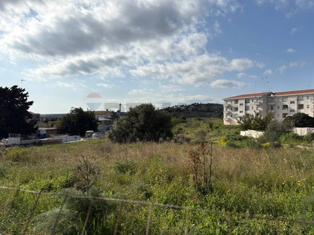 Giardino - Buildable Land with Urban Amenities in Ispica