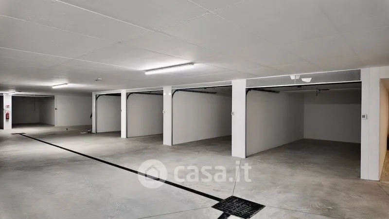 Garage - Modern 3-Bed Flat with Garden in Renon
