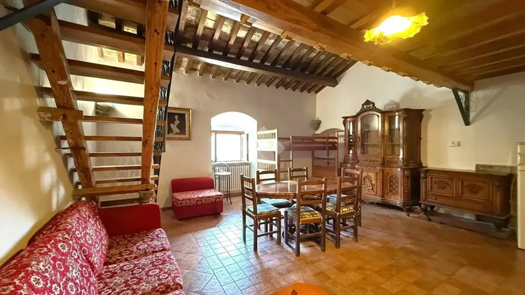 Soggiorno - Historic Apartments with Piazza View in Bagnaia