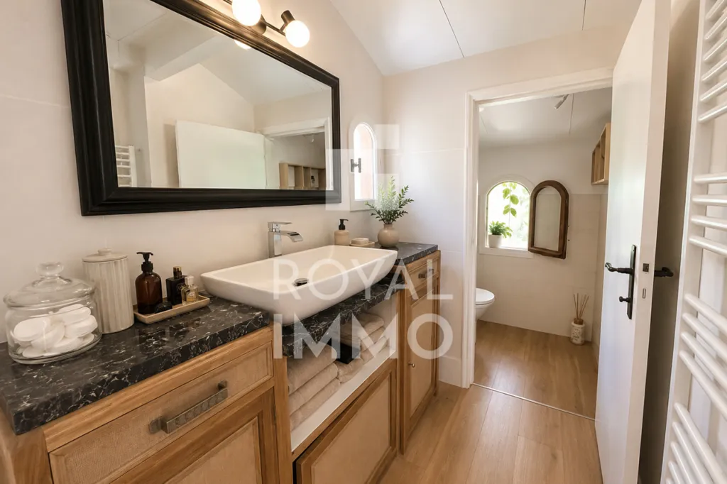 Salles de bain - Villa Rénovée avec Piscine à Valréas