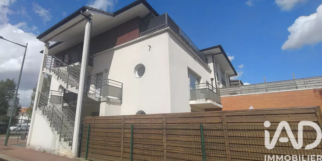 Exterior - 4-Bedroom Apartment with Terrace in Chelles