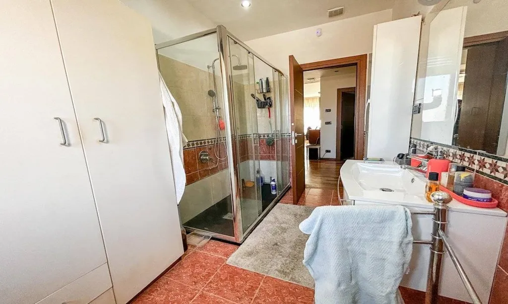 Salles de bain - Rearranged Apartment with Balcony in Santena