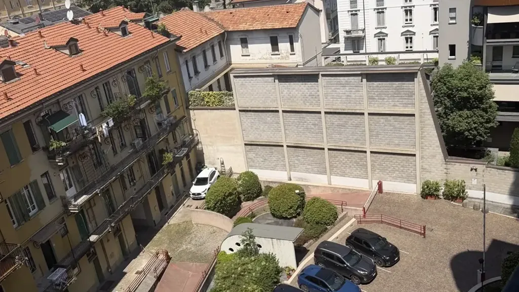 Õhuvaade - Rearranged Apartment with Balcony in Monza