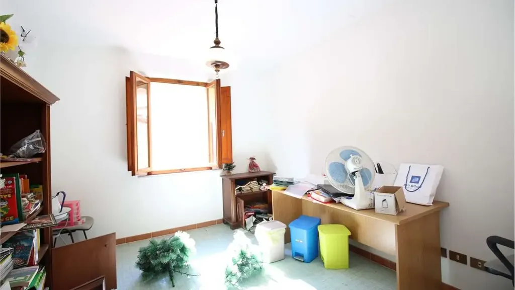 Bureau - Spacious Apartment with Courtyard in Buti