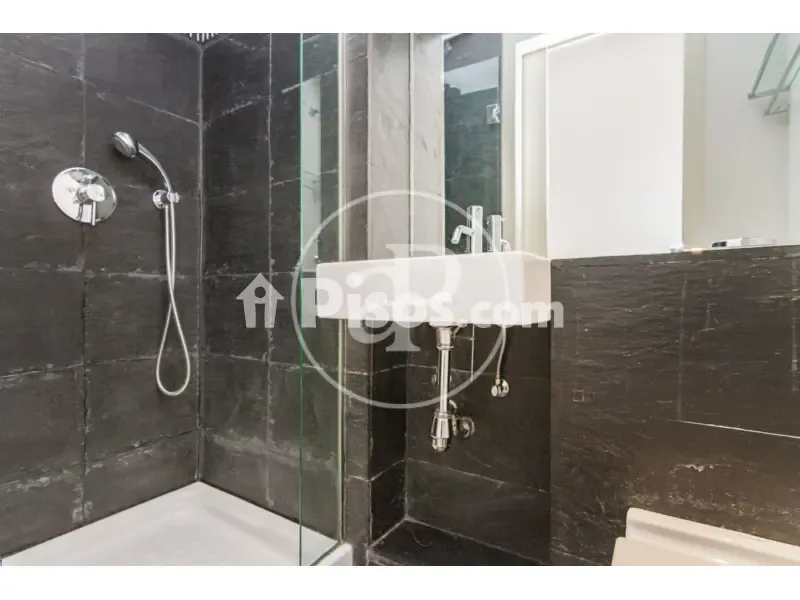 Bathrooms - Modern Apartment with Balcony Views in Madrid Centre