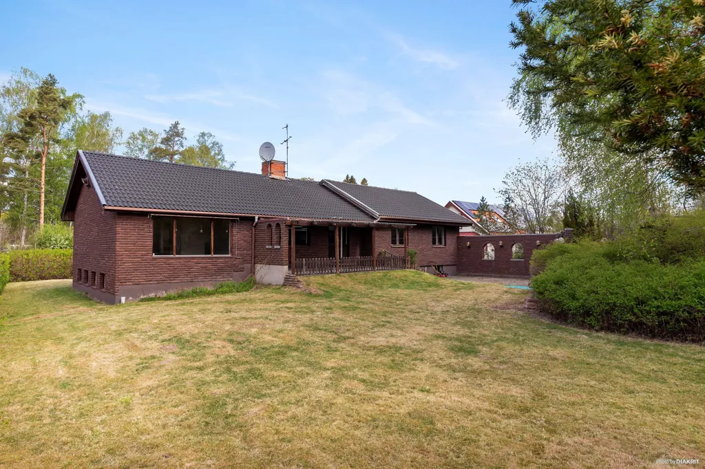Exterior - Villa with Garden in Trollbäcken, Stockholm