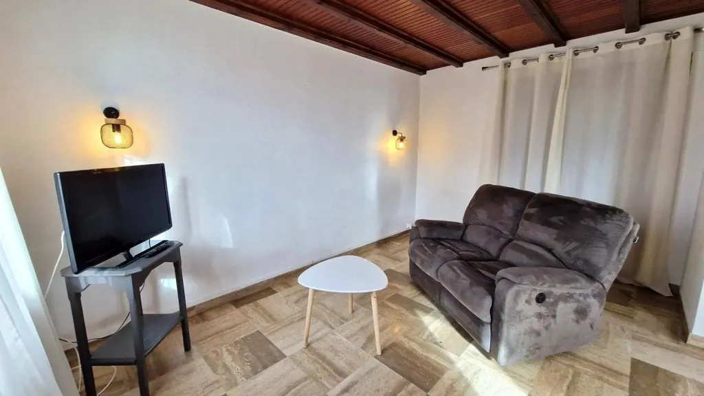 Elutuba - Spacious Apartment with Mountain View in Groisy