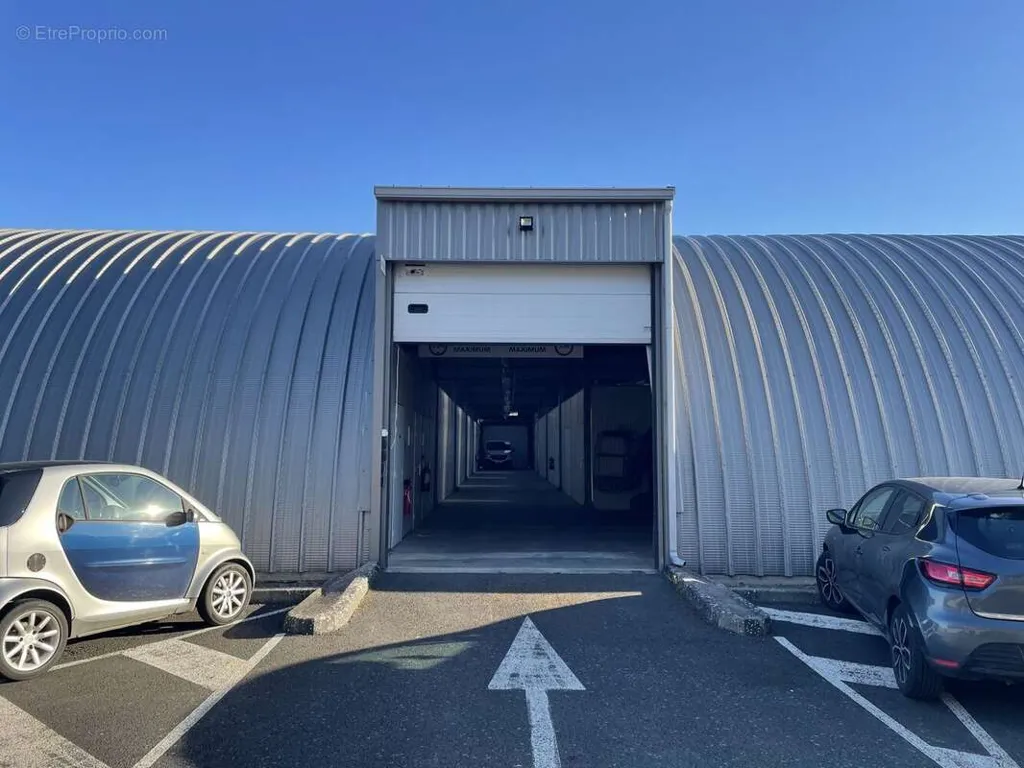 Garage - Bâtiment de Stockage à Carpiquet avec Fort Potentiel