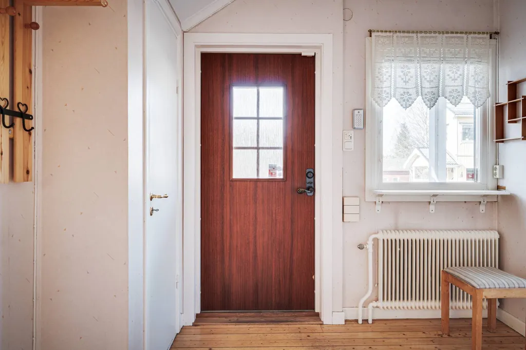 Entrée - Charming Villa with Rustic Lounge in Karlbo