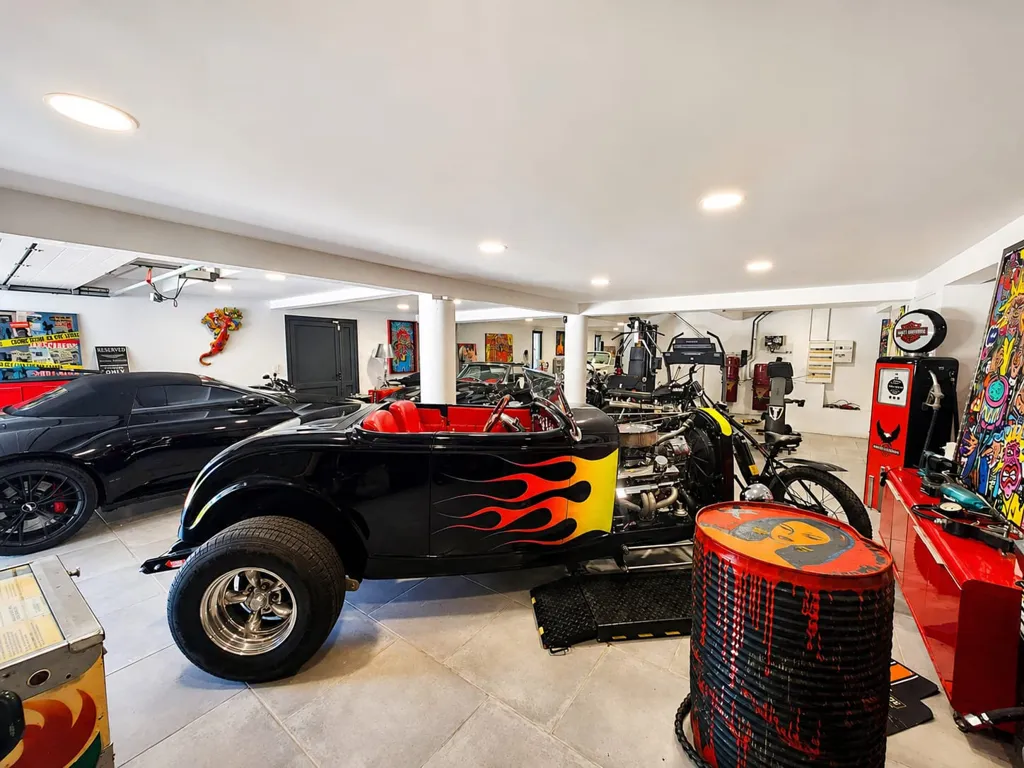 Garage - Architectural House with Panoramic View in Pierrefeu-du-Var