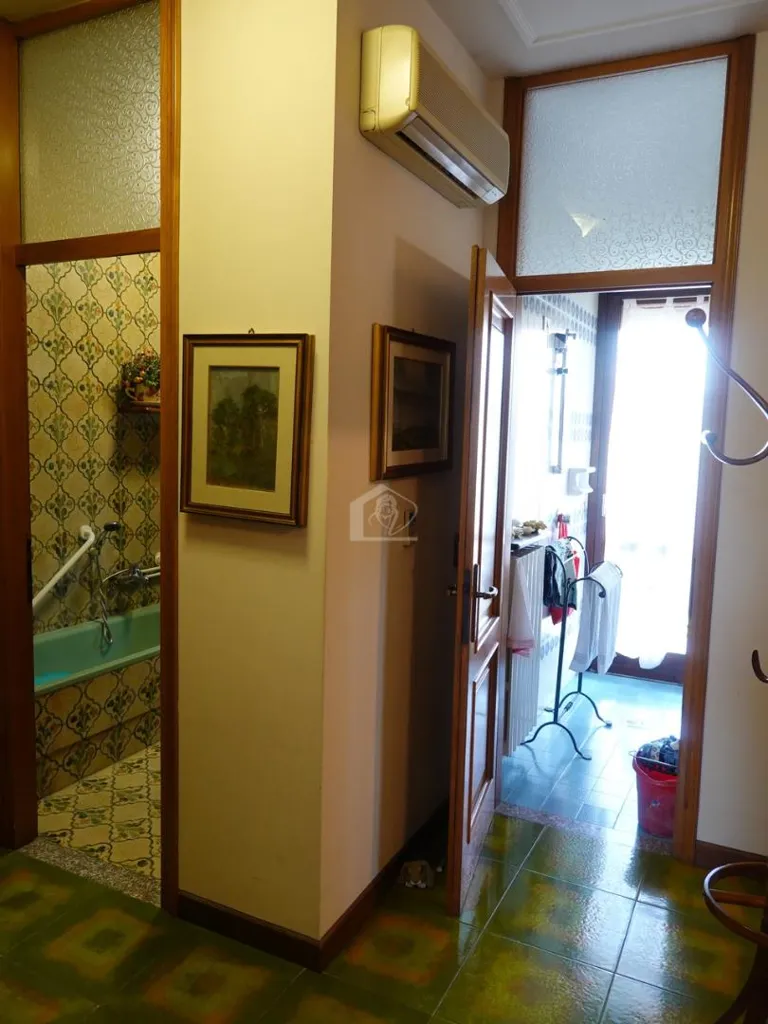 Salles de bain - Spacious Apartment with Balconies in Suzzara
