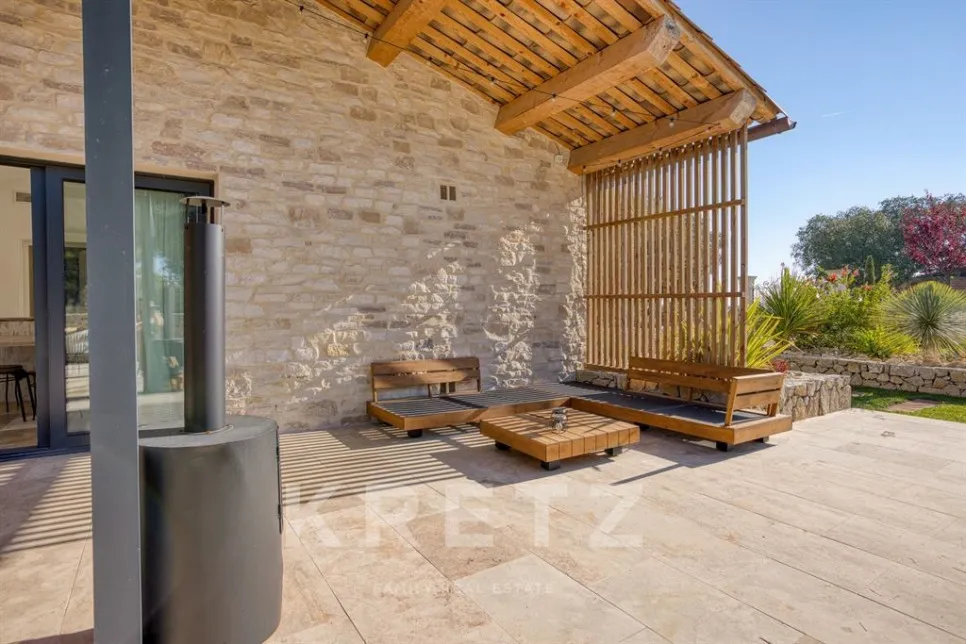 Terrass - Rustic Estate with 3 Gites in Pierrevert