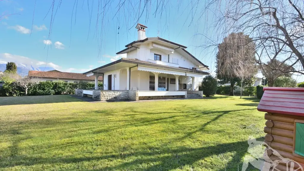 Aed - Villa with Garden in Forte Dei Marmi