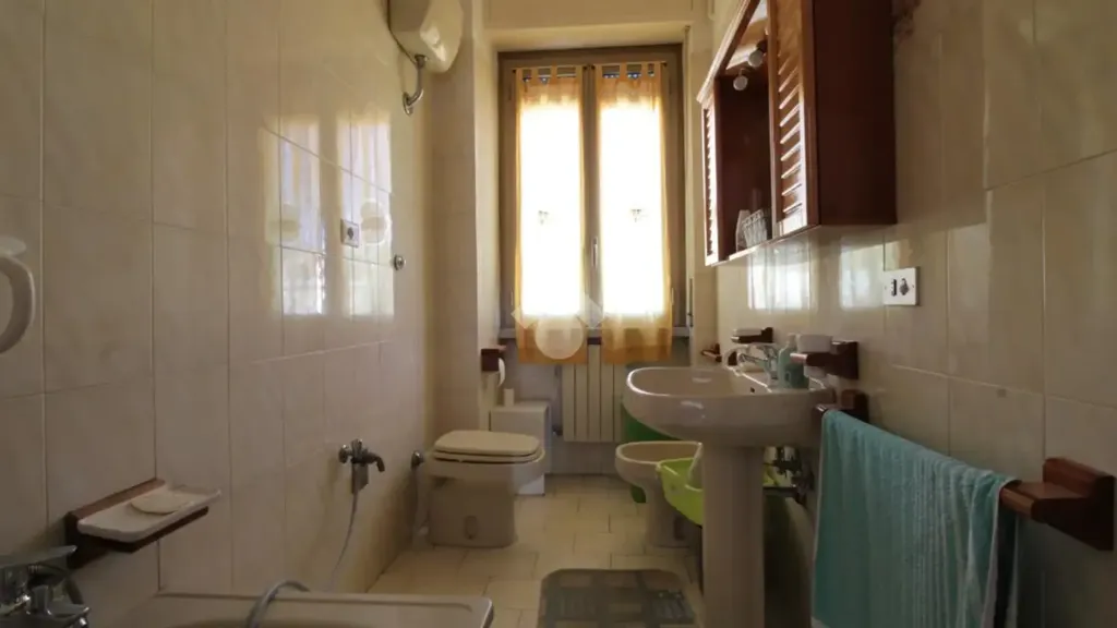 Salles de bain - Rear-Facing Apartment with Balcony in Terni