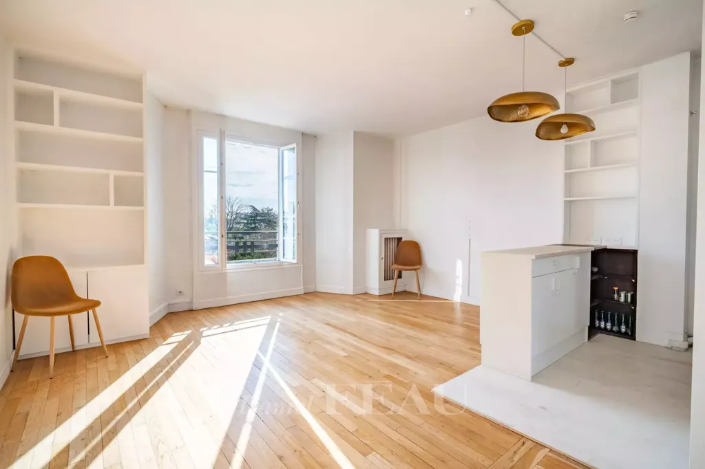 Living Room - Dual-Aspect Apartment in Denfert Rochereau